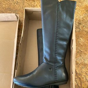 Born women’s leather low heel zip up size 9.5